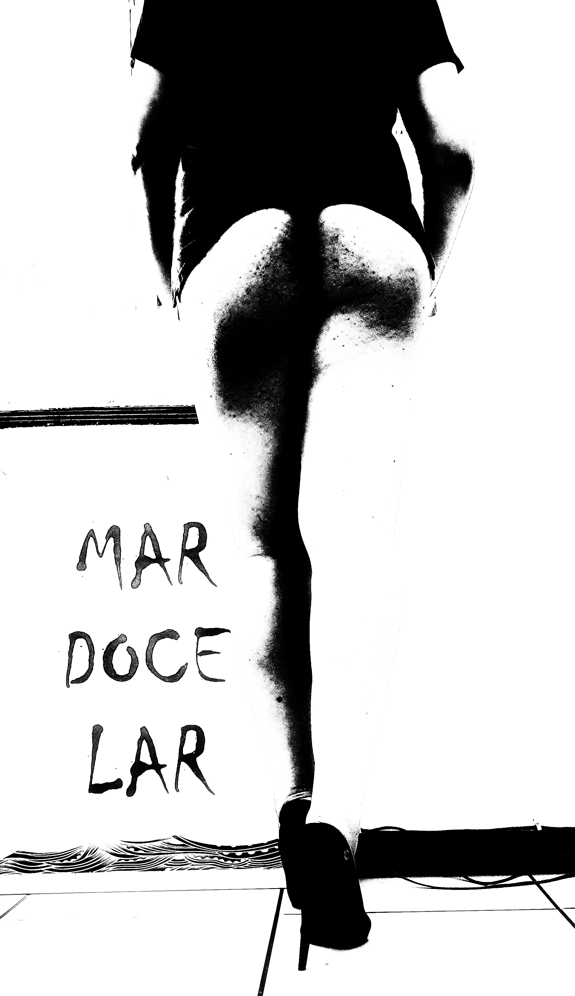 Slhueta de costas, mostrando longas pernas, calçando sapatos de salto, ao lado de uma placa onde se lê "Mar Doce Lar"